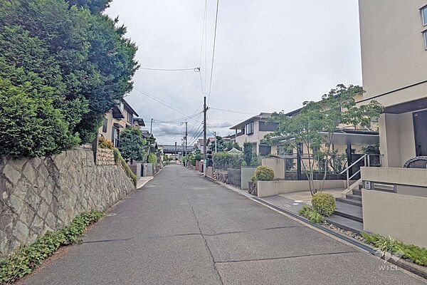物件の南側前面道路（東側から）［2026年6月23日撮影］複数駅利用可能の好立地！大阪モノレール本線「沢良宜駅」徒歩7分、阪急京都線、大阪モノレール本線「南茨木駅」徒歩11分！