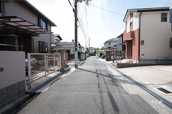 物件の東側前面道路（北側から）［2026年8月20日撮影］周辺は平坦地のため、自転車での移動もスムーズ！買い物施設回りが楽しめそうです！