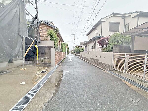 物件の東側前面道路（南側から）［2026年6月25日撮影］2台駐車可能！（車種による）2026年7月に一部リフォーム実施！詳細につきましてはお問い合わせください。