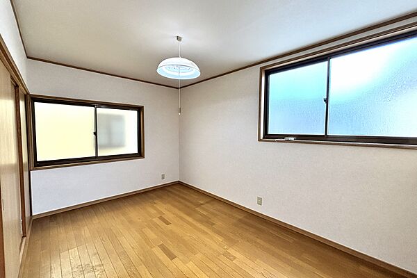 2階北側洋室6帖［2026年6月28日撮影］全居室6帖以上の広さを確保！各居室に収納も設けており、居住スペースをより広く確保できます！