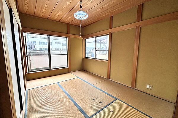 2階南西側和室6帖［2026年6月28日撮影］南向きバルコニーに面した明るい居室です！全居室2面採光で風通しも良好！