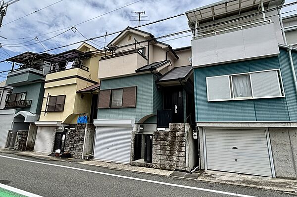 物件の外観（南東側から）［2026年6月28日撮影］1台分の掘り込み車庫有！（14.58平米）国道171号線や茨木インターチェンジが近く、車での移動が便利な立地！