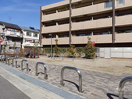 敷地に隣接して小さな公園があります。共用設備、共用施設が充実した大規模シニア向けマンション!生活施設が徒歩圏内に揃う便利な立地!即日内覧可能です!お気軽にお問い合わせください!