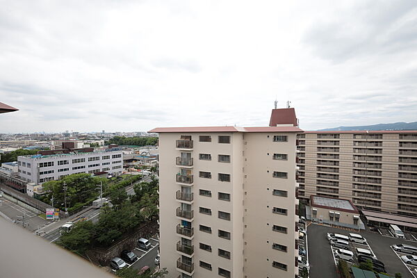 バルコニーからの眺め（南西方向）［2026年7月8日撮影］最上階住戸につき開放的な眺望です！時には外気に触れ、リフレッシュするものいいですね！