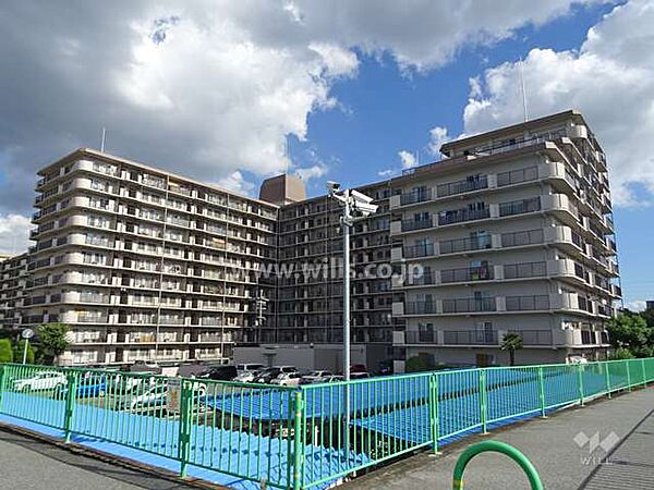 ネオコーポ茨木の外観（北西側から）角部屋につき採光良好！センターインのプランで通風も良好！コの字バルコニーで、全居室バルコニーに面しています！