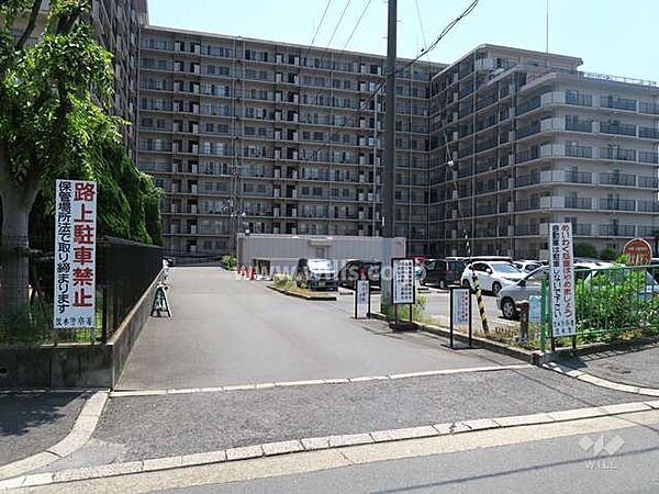 駐車場の出入り口。国道171号線が近くを走っており、車での移動が便利な立地！最新の空き状況につきましてはお問い合わせください！