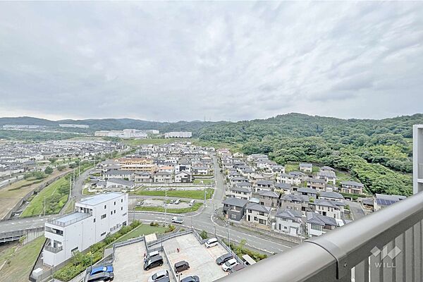 共用廊下からの眺望（北方向）（［2026年7月4日撮影］周囲を山に囲まれた自然豊かな住環境！