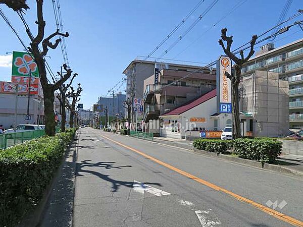 敷地東側の前面道路（北側から）コンビニやスーパー、ドラッグストアなど買い物施設が徒歩10分圏内に揃う便利な立地！市民プールや医療施設も徒歩圏内！