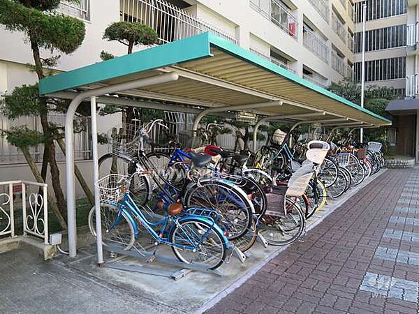 駐輪場はラック式で区割りされています。サイクルポート付きのため、自転車が雨晒しになりません。最新の空き状況につきましてはお問い合わせください。