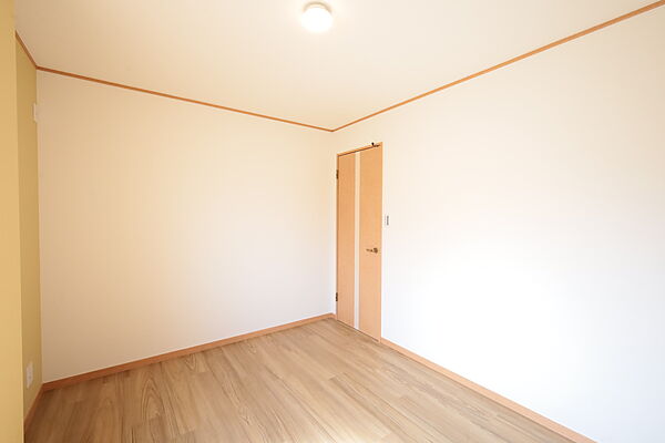 東側洋室約5.2帖［2026年7月8日撮影］部屋数豊富なお住まい！全室クロス張替え済！すぐに新生活をスタートできます！