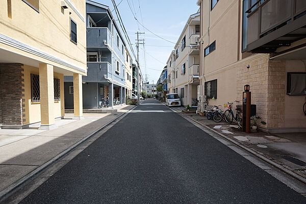 物件の東側前面道路（南側から）［2026年7月8日撮影］周辺は平坦地のため、自転車での移動がスムーズ！買い物施設回りが楽しめそうです！