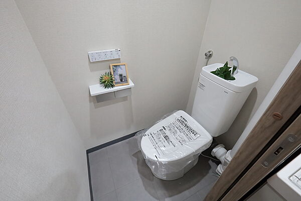 トイレ［2026年7月8日撮影］トイレは洗面室内にあります。白基調で清潔感のある空間です！