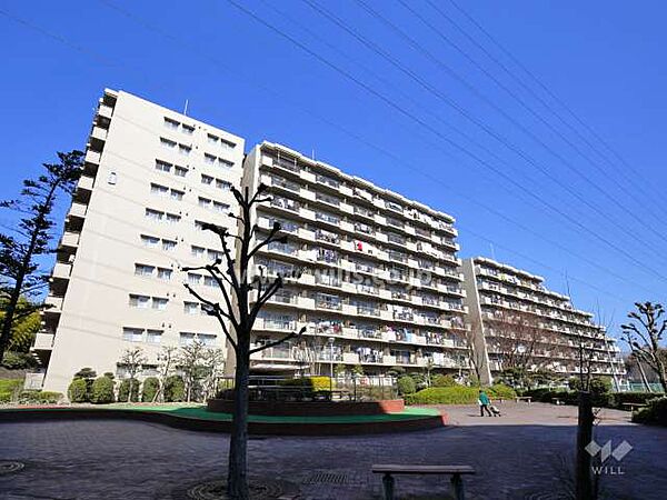 朝日プラザ千里北Ｄ棟の外観（南東側から）全室洋室仕様の3LDK！10階部分、角部屋につき採光、通風、眺望良好！バルコニーに面した明るいLDKは21帖の広さを確保！