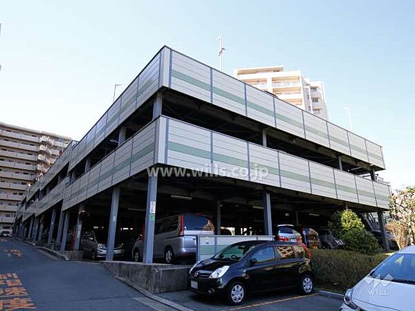 駐車場棟（平面式）平面式の駐車場は車の出し入れがスムーズ！最新の空き状況につきましてはお問い合わせください。