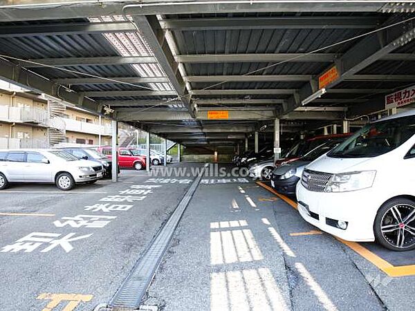 来客用駐車場。ご家族やご友人が来られた際に便利です！車でのアクセスがしやすいマンションです！