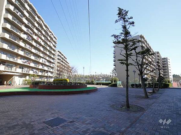 建物南側にある広場。全4棟構成のマンションです。敷地内には広場やバス停、店舗があります！