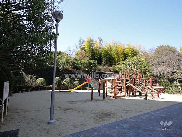 建物南西側にある公園。遊具が充実しており、お子様も思いっきり体を動かすことができます！沢池小学校徒歩18分・西陵中学校徒歩29分