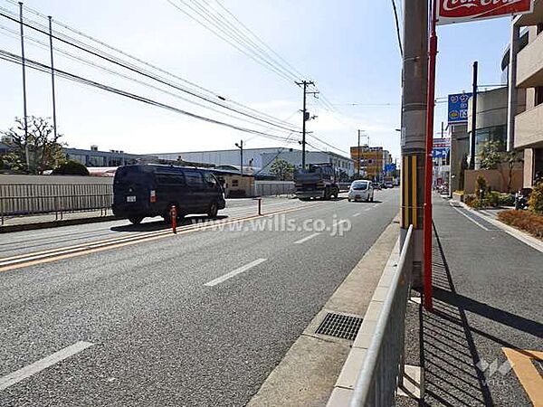 敷地南東側の前面道路（府道14号大阪高槻京都線）コンビニやスーパーなど買い物施設が徒歩5分圏内に揃っています！周辺は飲食店も充実しています！