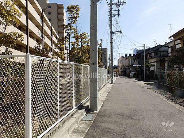敷地西側の前面道路。ペット飼育可能のマンションです！（諸条件有）近くの市場池公園では自然の中でお散歩がより楽しめそうです！詳細につきましてはお問い合わせください。