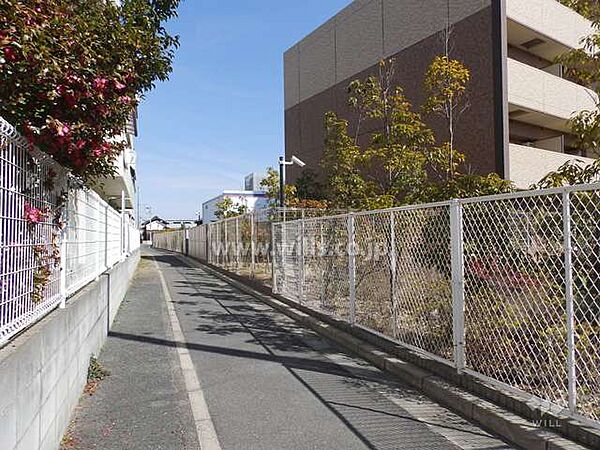 敷地北側の前面道路。「千里丘七丁目」バス停徒歩1分！バス乗車約5分で「岸辺駅」へアクセス可能！駅周辺は医療施設が充実しています！