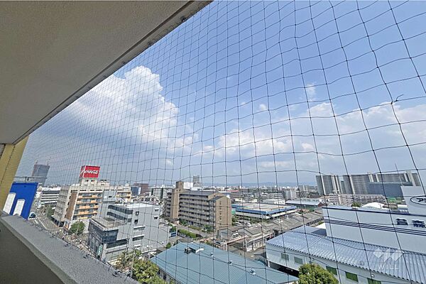 バルコニーからの眺め（東方向）［2026年7月18日撮影］9階部分、南東向き住戸につき採光、通風、眺望良好！バリアフリー設計！室内引き戸を多く採用しています！