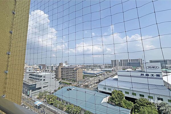 バルコニーからの眺め（南東方向）［2026年7月18日撮影］生活移設が徒歩圏内に揃う便利な立地！9階部分のため、遠くまで見渡すことができます！