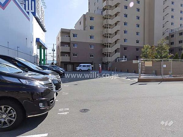 敷地内駐車場（屋外機械式・屋外平面式）幹線道路に面しており、車での移動が便利な立地！最新の空き状況につきましてはお問い合わせください。