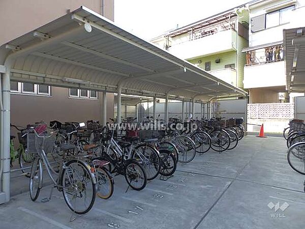 自転車置場。周辺は平坦地のため、自転車での移動もスムーズ！サイクルポートつきで自転車が雨晒しになりません。最新の空き状況につきましてはお問い合わせください。