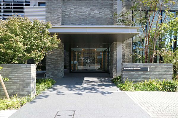 エントランス。総戸数263戸の大規模マンションです。敷地内には植栽が整えられており、管理が行き届いています！