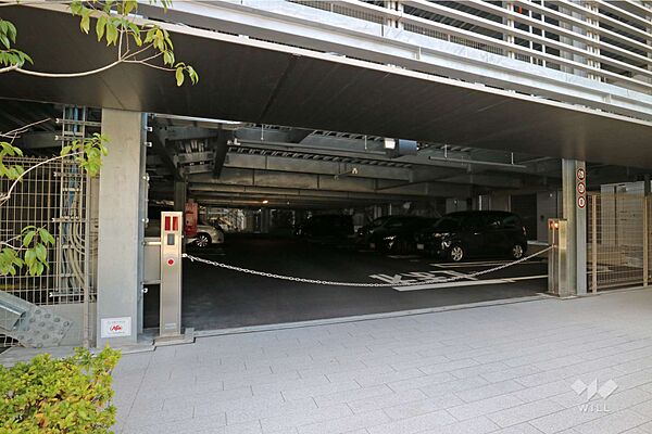 駐車場の出入口（ロボットゲート付き）中央環状線が近くを走っており、車での移動が便利な立地！最新の空き状況につきましてはお問い合わせください！