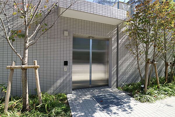 駐輪場の出入口。周辺は平坦地のため、自転車での移動もスムーズ！駐輪場の最新の空き状況につきましてはお問い合わせください。