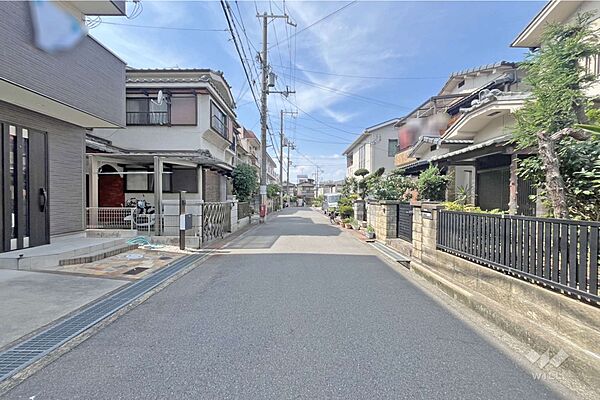 物件の南西側前面道路（南東側から）［2026年7月17日撮影］別府小学校徒歩6分、第四中学校徒歩5分！大阪モノレール本線「南摂津駅」徒歩19分！駅までの道のりは平坦です！