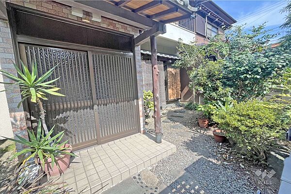 物件の玄関［2026年7月17日撮影］現況古家付きのため、再建築の際は建物の取り壊しが必要です。詳細につきましてはお問い合わせください。