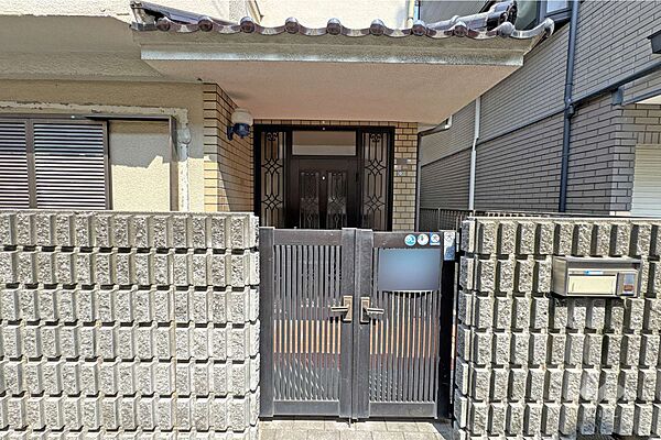 物件の玄関［2026年7月22日撮影］門扉がついており、プライバシーとセキュリティ面に配慮されています！