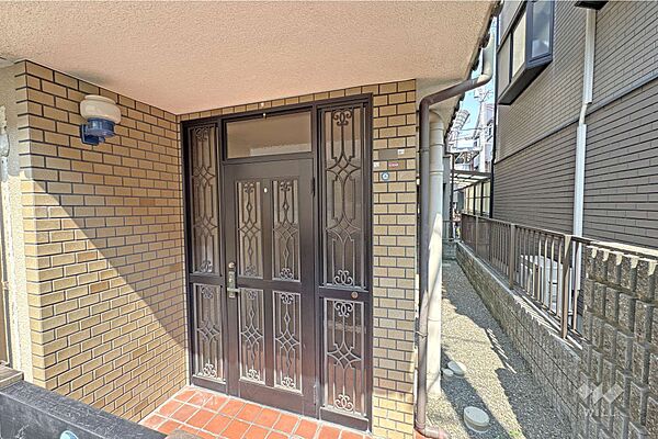 物件の玄関［2026年7月22日撮影］白川小学校徒歩4分、東雲中学校徒歩12分！幼稚園や公園が徒歩圏内に点在しており、子育てがしやすい住環境！