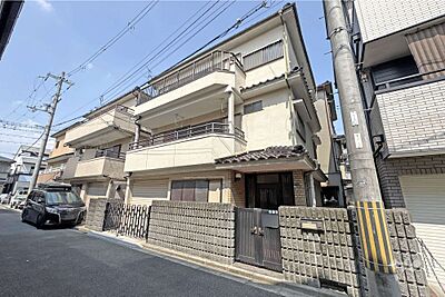 外観：物件の外観（南西側から）［2026年7月22日撮影］全居室6帖以上の広さを確保！シャッター付き車庫有！空き家につき内覧可能！お気軽にお問い合わせください！