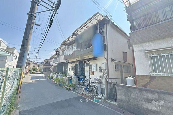 物件（北東側から）［2026年7月21日撮影］建築条件のない土地のため、お好きなハウスメーカー、工務店でご建築いただけます！古家付きのため、再建築の際は建物の取り壊し、セットバックが必要です。