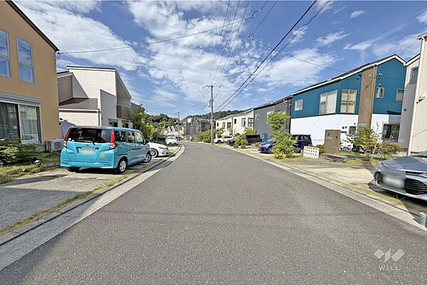 物件の南東側前面道路（南西側から）［2026年7月26日撮影］山手台小学校徒歩5分、北陵中学校徒歩22分！公園が徒歩圏内に複数あり、子育てがしやすい住環境！