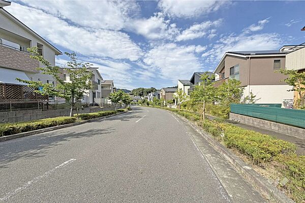 物件の北西側前面道路（南西側から）［2026年7月26日撮影］「幼稚園前」バス停徒歩10分！バス乗車で東海道本線「茨木駅」、阪急京都線「茨木市駅」へのアクセススムーズ！
