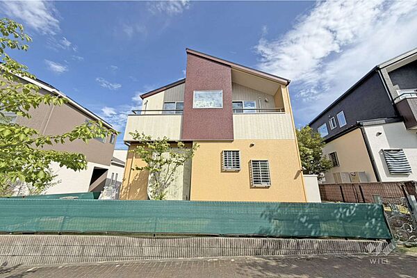 物件の外観（北西側から）［2026年7月26日撮影］両面道路につき明るく、風通しの良いお住まい！各居室、複数箇所に採光部を設けています！