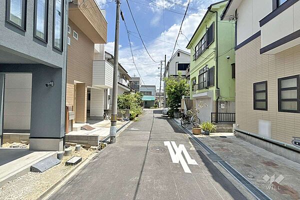 物件の南側前面道路（西側から）［2026年7月26日撮影］周辺は平坦地のため、自転車での移動がスムーズ！買い物施設回りが楽しめそうです！