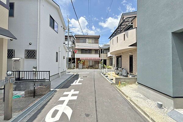 物件の南側前面道路（東側から）［2026年7月26日撮影］大池小学校徒歩5分、東中学校徒歩11分！徒歩圏内に公園やこども園が点在しており、子育てがしやすい住環境！