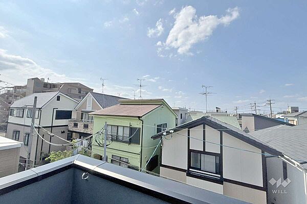 バルコニーからの眺め（南東方向）［2026年7月26日撮影］周辺は主に一戸建てや集合住宅が立ち並ぶ住宅地です。