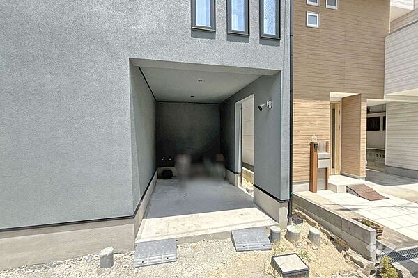 物件の駐車スペース［2026年7月26日撮影］お車を雨風から守れます！阪急京都線「茨木市駅」徒歩12分！買い物施設や教育施設が徒歩圏内に揃う便利な立地！