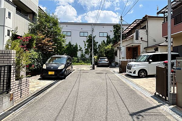 物件の北東側前面道路（北西側から）［2026年7月25日撮影］平坦地のため自転車での移動もしやすい！周辺には公園もあり子育てしやすい落ち着いた環境！