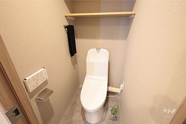 トイレ［2026年8月20日撮影］トイレは洗面室内にあります。トイレも交換済！上部の棚には消耗品の収納やインテリアを飾ることができますね！