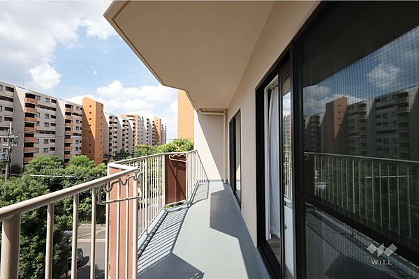 バルコニー［2026年8月20日撮影］南向きのため、晴れた日は洗濯物がよく乾きそうです！LDKと6帖洋室から出入りすることができます！