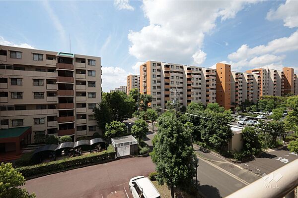 バルコニーからの眺め（南西方向）［2026年8月20日撮影］周辺はマンションや一戸建てが多く並ぶ住宅地です。マンション敷地内には植栽が整えられており、緑も感じられる住環境！