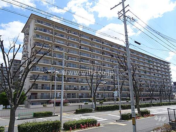ローレルハイツ茨木総持寺2号棟の外観（北西側から）室内フルリフォーム実施！すぐに新生活をスタートできます！お気軽にお問い合わせください！