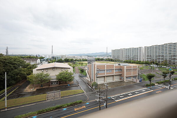 バルコニーからの眺め（北方向）［2026年9月3日撮影］高い建物がなく、遠くまで見渡すことができます！小中学校徒歩9分圏内！